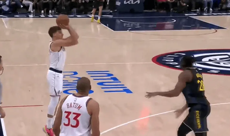 必发APP-波格丹时隔一个月进入轮换，首节上来就在45度角命中三分